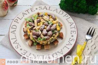 Salade met bonen, crackers, maïs en kaas