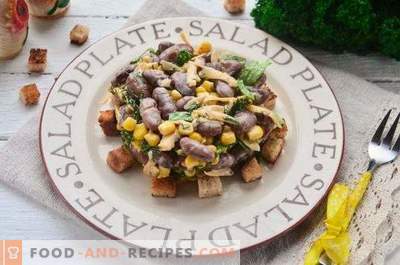 Salade met bonen, crackers, maïs en kaas