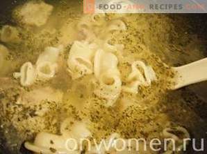 Soep met pasta, aardappelen en vlees