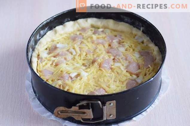 Open de taart met kip en aardappelen onder kaaskorst