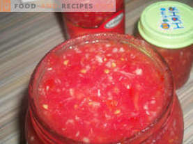 Adjika van tomaten met knoflook en mierikswortel