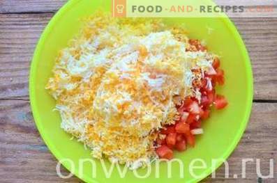 Taartjes met kaas, tomaten en eieren