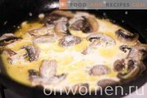 Pasta met champignons en kaas in roomsaus