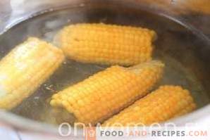 Maïskolven koken in een pan