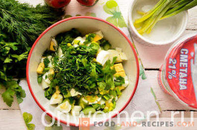 Salade met wilde knoflook, eieren en komkommers