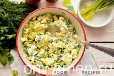 Salade met wilde knoflook, eieren en komkommers