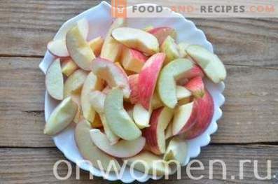 Compote van appels en pruimen voor de winter