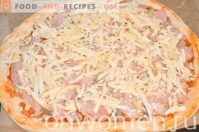 Pizza met kip en champignons op gistdeeg