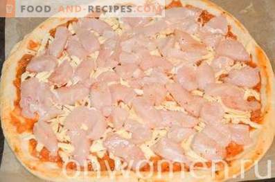 Pizza met kip en champignons op gistdeeg
