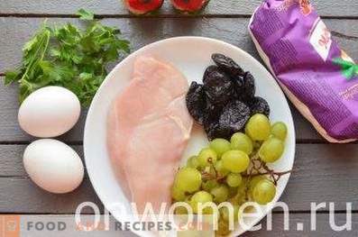 Salade met kip, pruimen en druiven