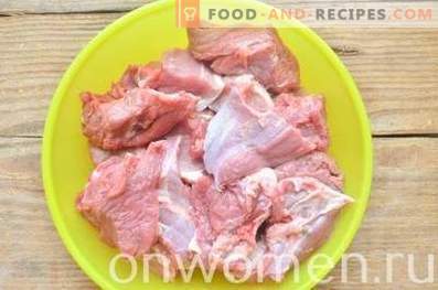Varkens- en biefstukjes in een pan