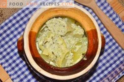 Kip in potten met aardappelen en courgette