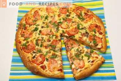 Pizza met worst, champignons, kaas en tomaten