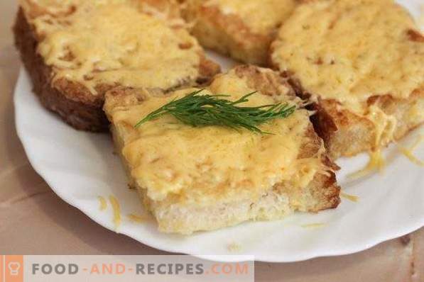 Croutons met kaas en ei in een pan