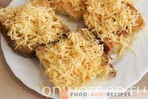 Croutons met kaas en ei in een pan