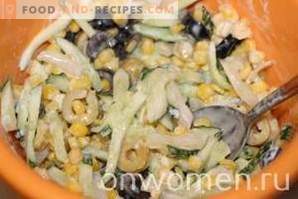 Salade met inktvis, maïs en komkommers