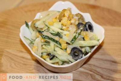 Salade met inktvis, maïs en komkommers