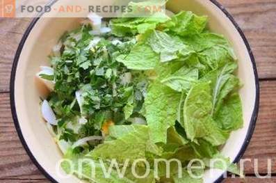 Groene salade met ei en komkommer