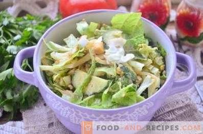 Groene salade met ei en komkommer
