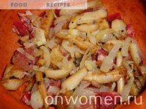 Vlees met aardappelen en champignons in potten in de oven