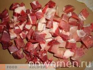 Vlees met aardappelen en champignons in potten in de oven
