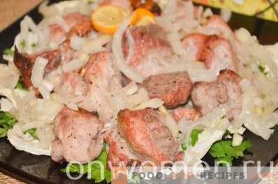 Varkensvlees kebab in de oven gedurende twee uur
