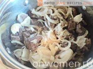Vlees met aardappelen in potten in de oven