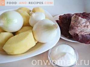 Vlees met aardappelen in potten in de oven