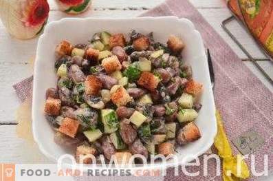 Salada com feijão, bolachas e champignons