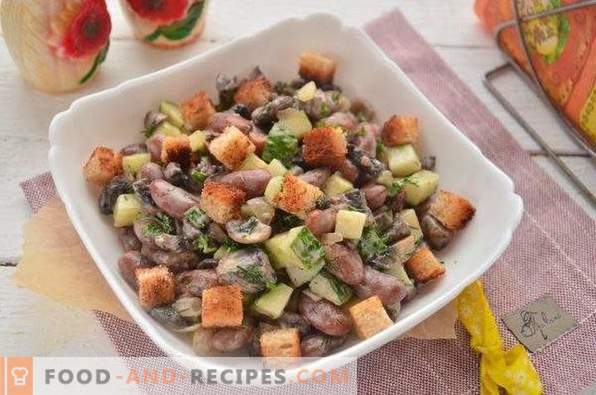 Salada com feijão, bolachas e champignons