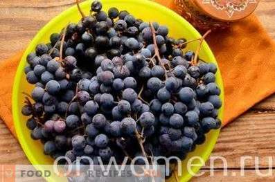 Compote of blue grapes for the winter