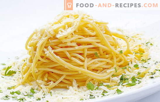 Spaghetti met kaas is een Italiaans gerecht op tafel. Snelle recepten voor het koken van spaghetti met kaas en verschillende toevoegingen