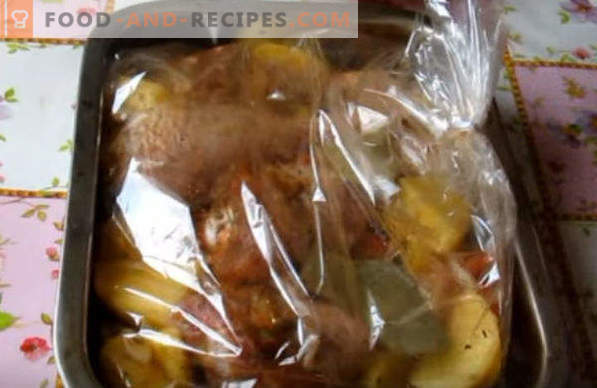 Kippenpoten, gebakken met aardappelen in de oven, onder een knapperige korst, in een hoes, folie, met kaas